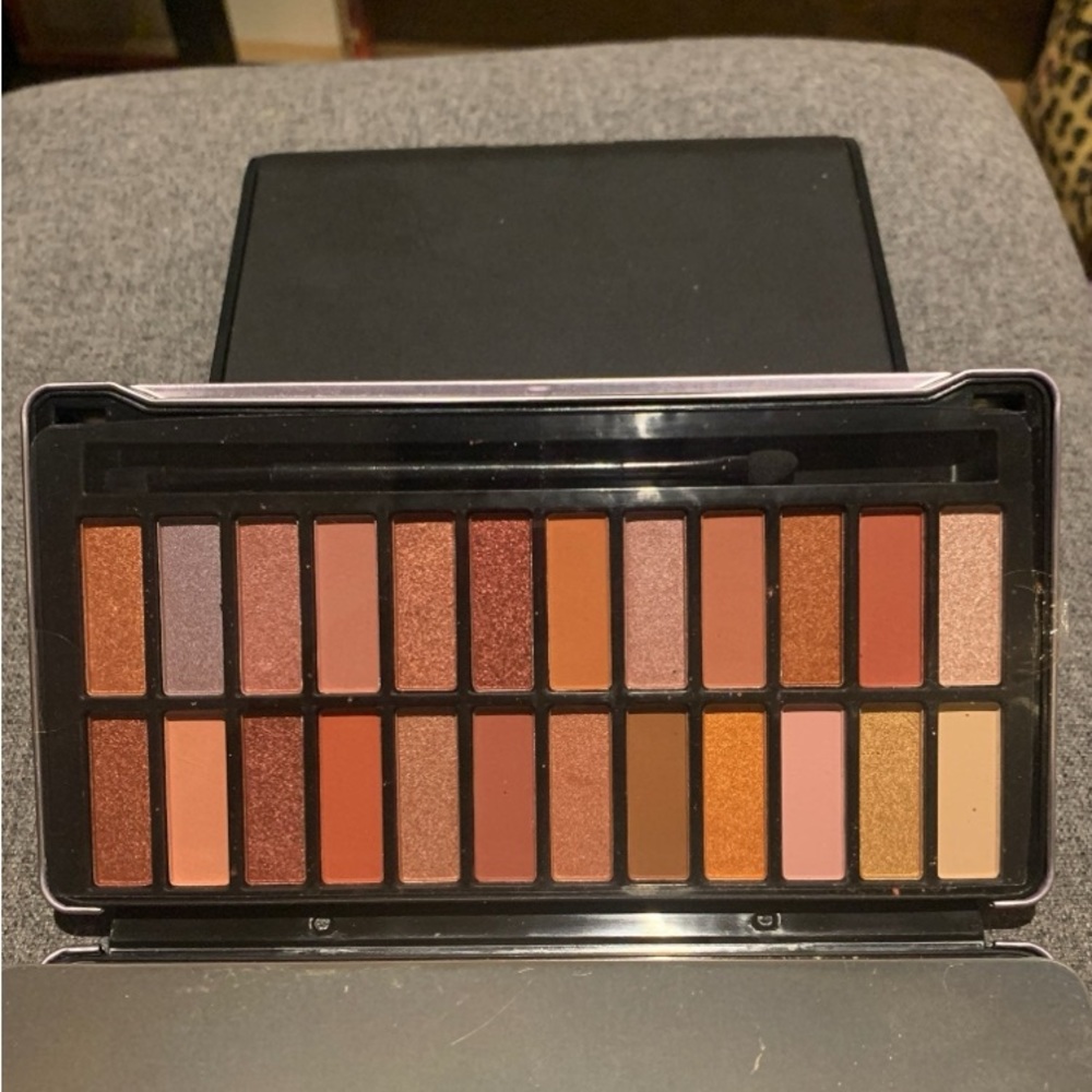 Ellen Tracy 24 eyeshadow palette